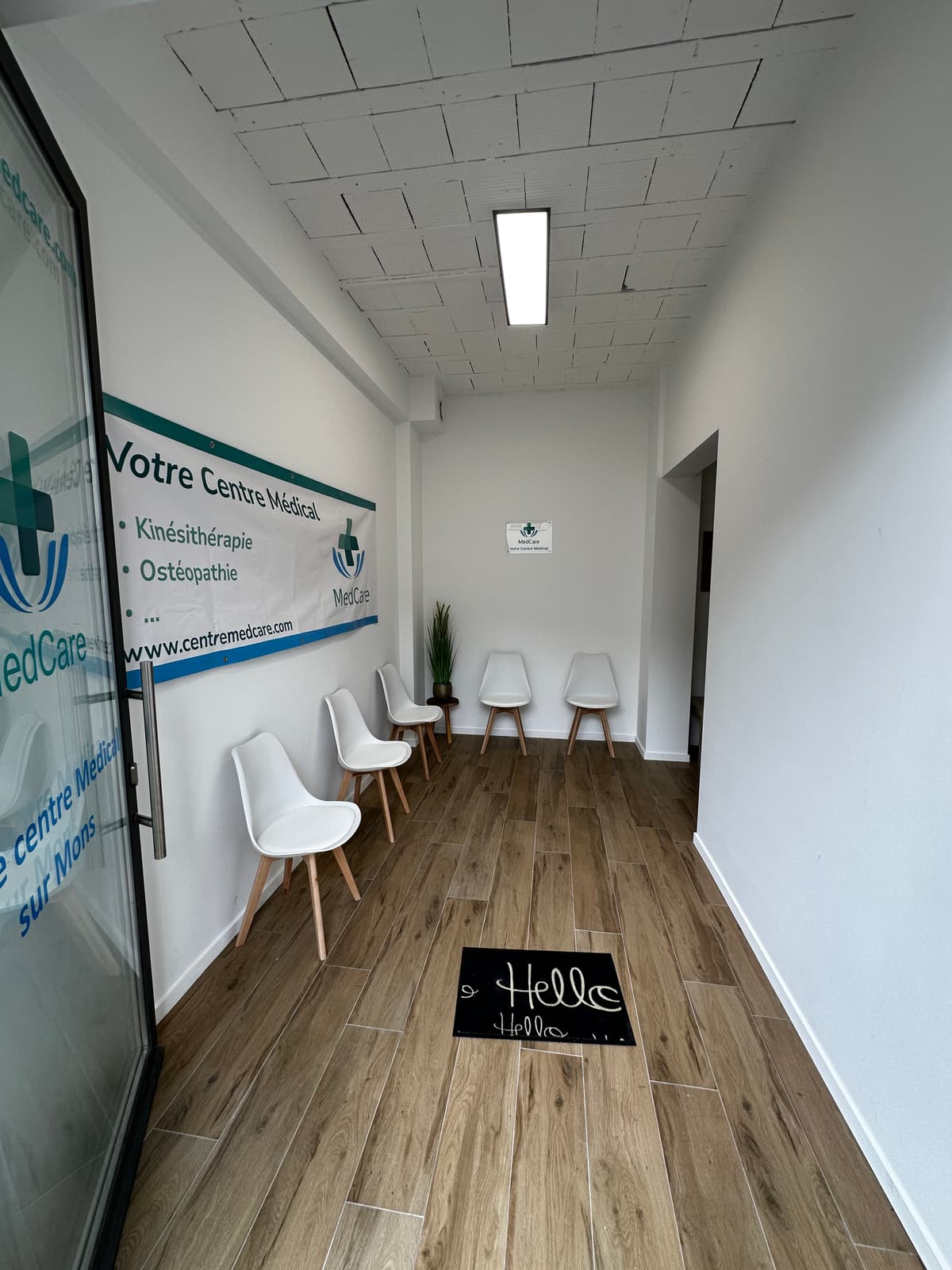 Intérieur MedCare - couloir centre médical